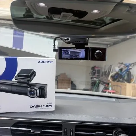 Azdome M550 installed behind the rear view mirror
